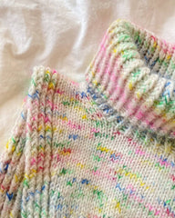 Closeup af multifarvet Terrazzo Neck Junior på dyne