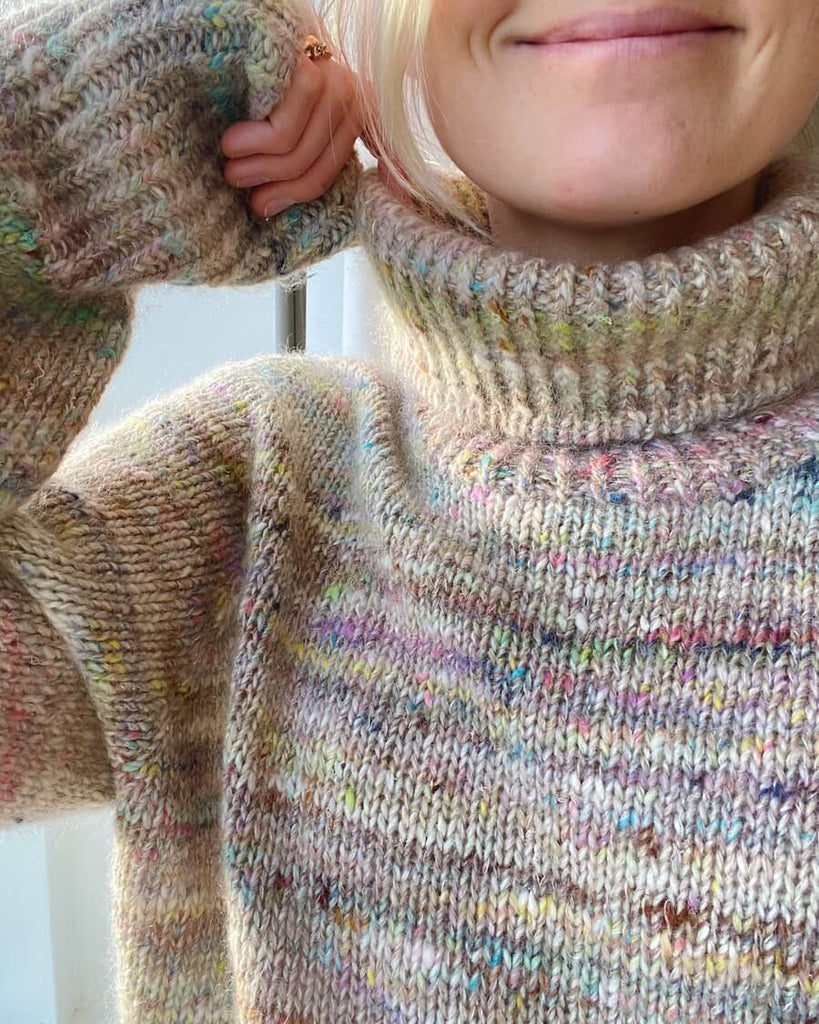 Kvinde iført lys multifarvet Terrazzo Sweater