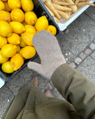 Kvinde iført beige Vienna Glove