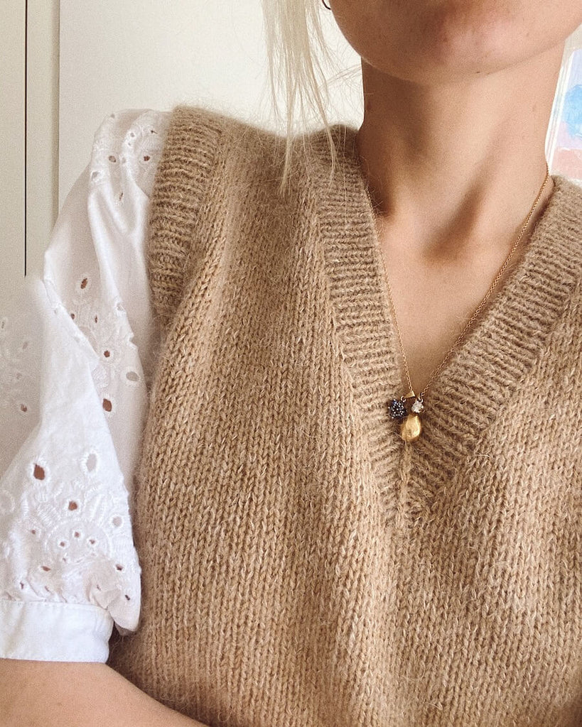 Closeup af kvinde iført beige Stockholm Slipover V-neck