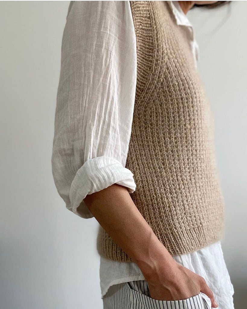Kvinde iført lys beige Friday Slipover V-neck 
