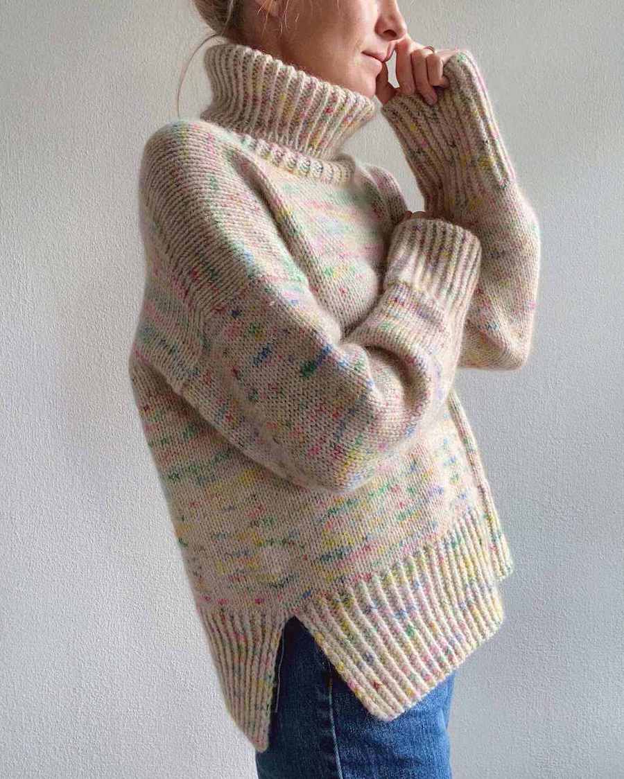 Kvinde iført lys/multi speckled Wednesday Sweater set fra siden