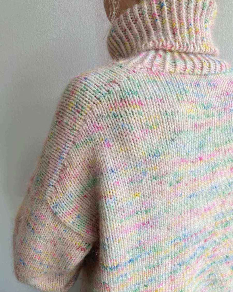 Kvinde iført lys/multi speckled Wednesday Sweater set bagfra