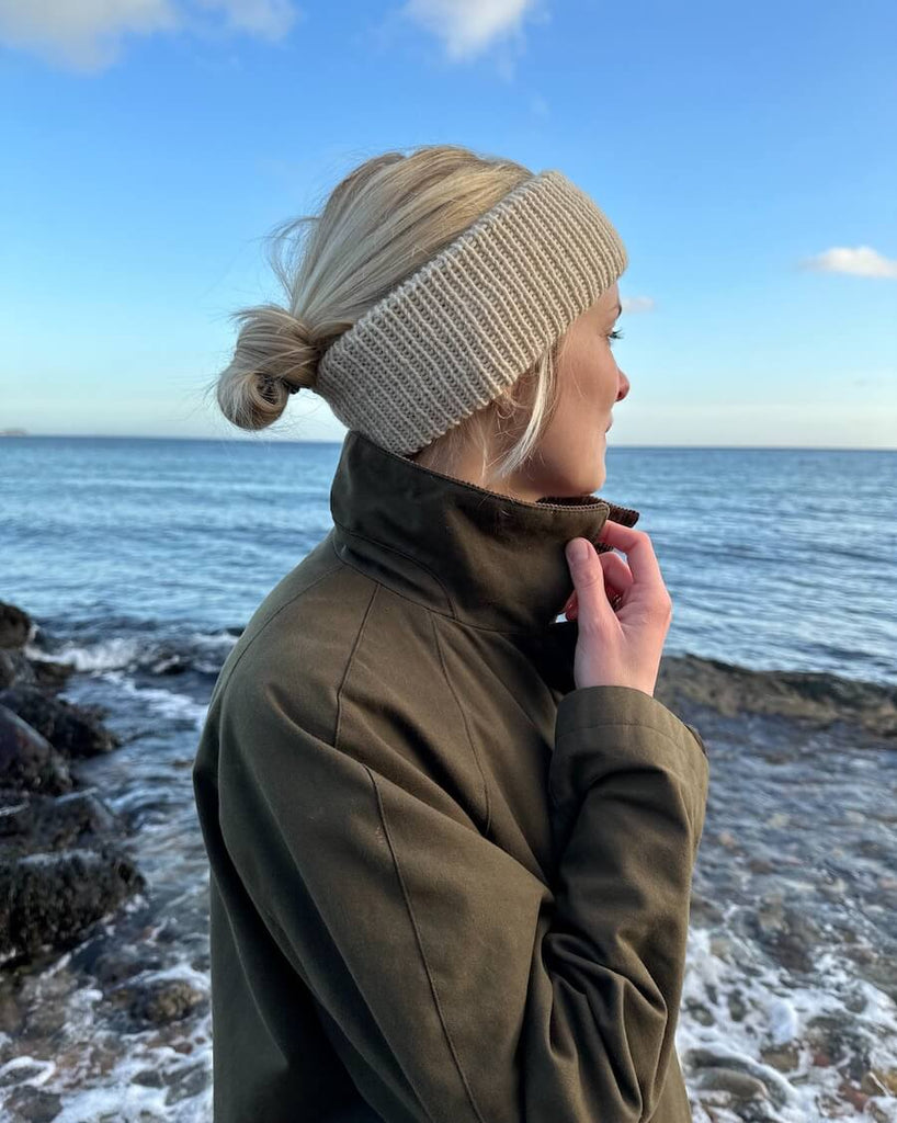 Kvinde iført råhvidt Weekend Pandebånd