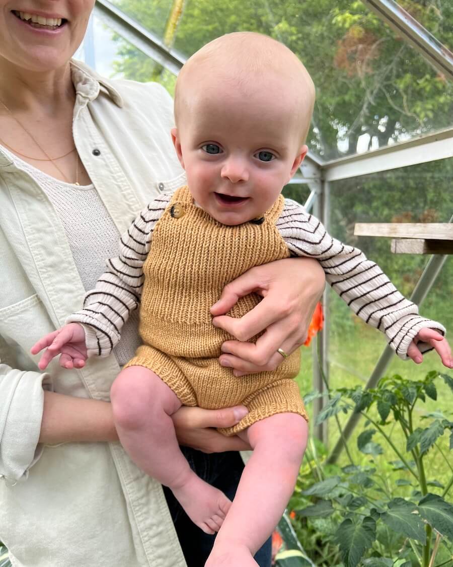 Baby iført gule Willums Sommerselebukser