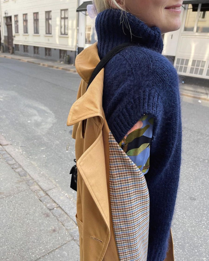 Kvinde iført blå Zipper Slipover set fra siden