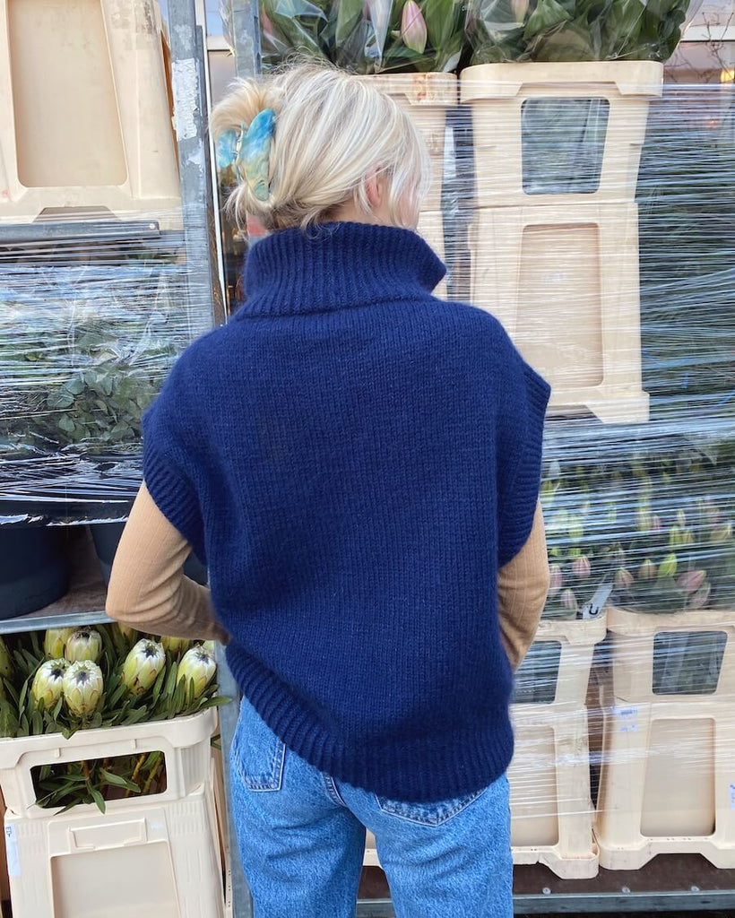 Kvinde iført blå Zipper Slipover set bagfra