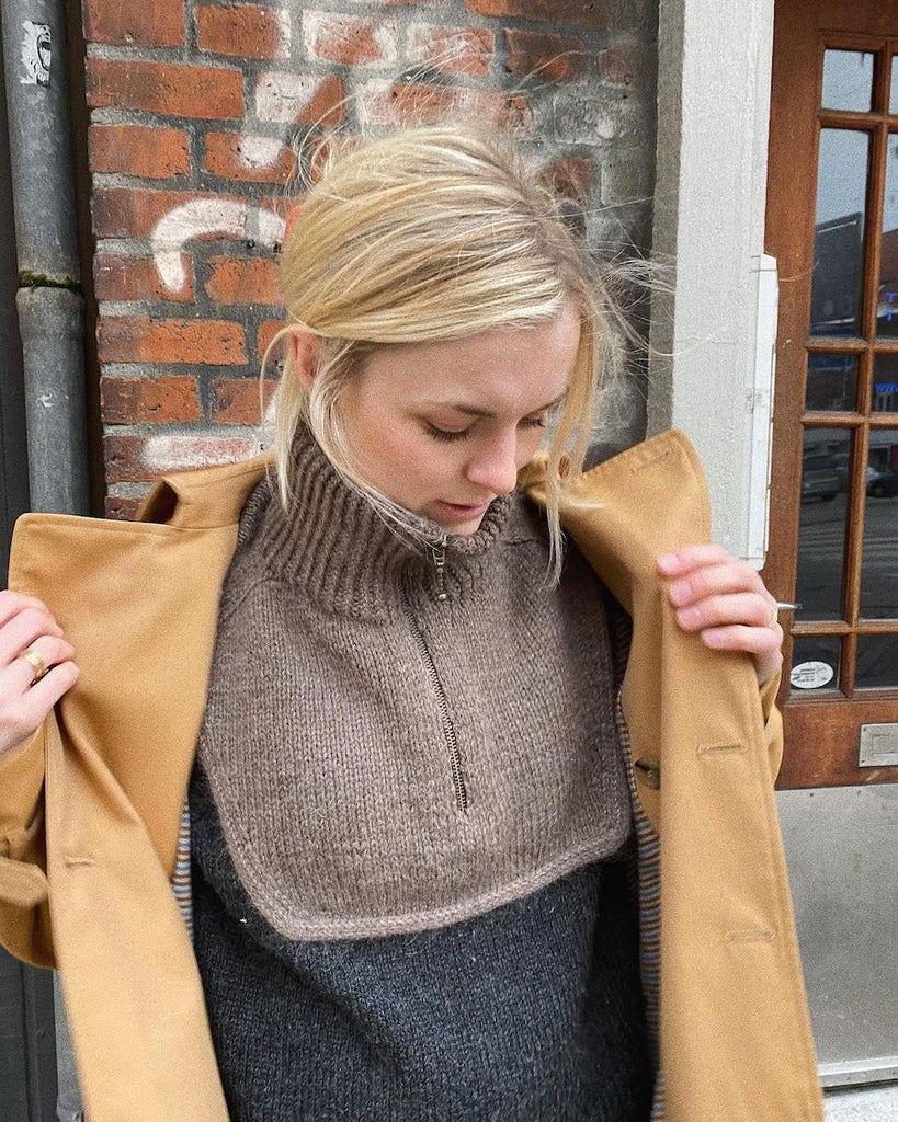 Kvinde iført brun Zipper Neck