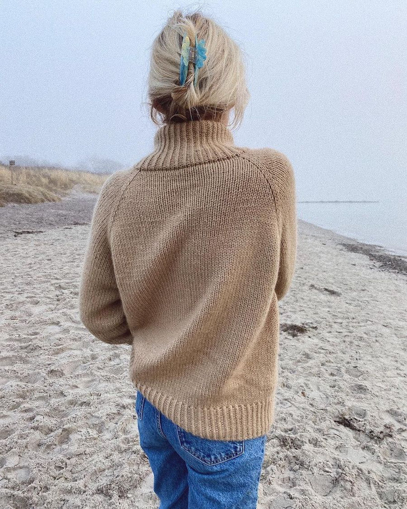 Kvinde iført beige Zipper Sweater set bagfra