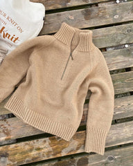 Beige Zipper Sweater på badebro