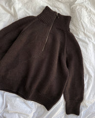 Mørkebrun Zipper Sweater Light på dyne
