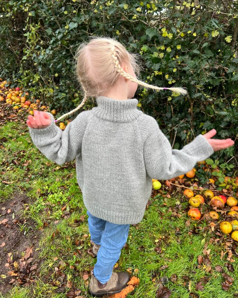 Pige iført lysegrå Zipper Sweater Light - Junior set bagfra