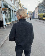 Kvinde iført koksgrå Zipper Sweater Light set bagfra